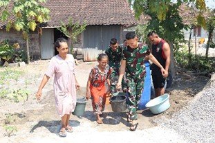 Oase Kemanusiaan: Kala Satgas TMMD 129 Bojonegoro Tak Hanya Membangun Infrastruktur, tapi Juga Menjinjing Harapan Lansia