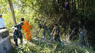 Rawat Ekosistem Alam: Satgas TMMD 129 Bojonegoro bersama Masyarakat Bersihkan Bantaran Sungai Kesongo