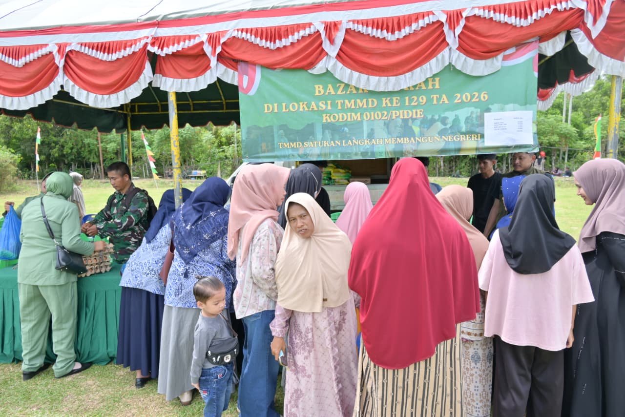 Ketua Persit KCK Cabang XIX Kodim 0102/Pidie Bersama Bhayangkari Layani Warga di Bazar Murah TMMD Ke-129
