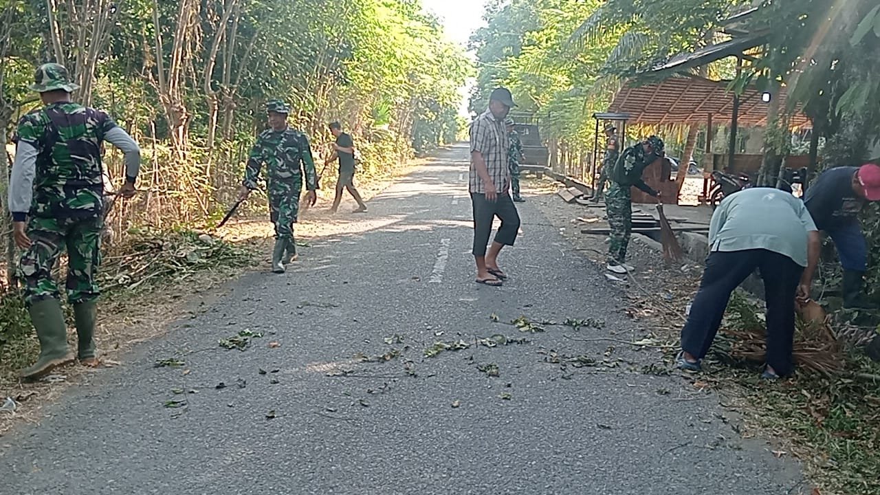 Momentum Jumat Bersih, Personel Kodim 0102/Pidie Bersama Warga Gotong Royong Bersihkan Lingkungan Lokasi TMMD ke-129