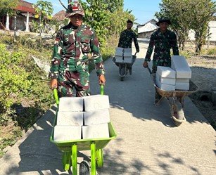 Gerobak Dorong Jadi ‘Kendaraan Tempur’ Satgas TMMD 129 Bojonegoro Angkut Material