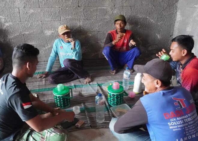 Gorengan Hangat dan Gelak Tawa: Senjata Satgas TMMD ke-129 Pompa Semangat di Lokasi RTLH