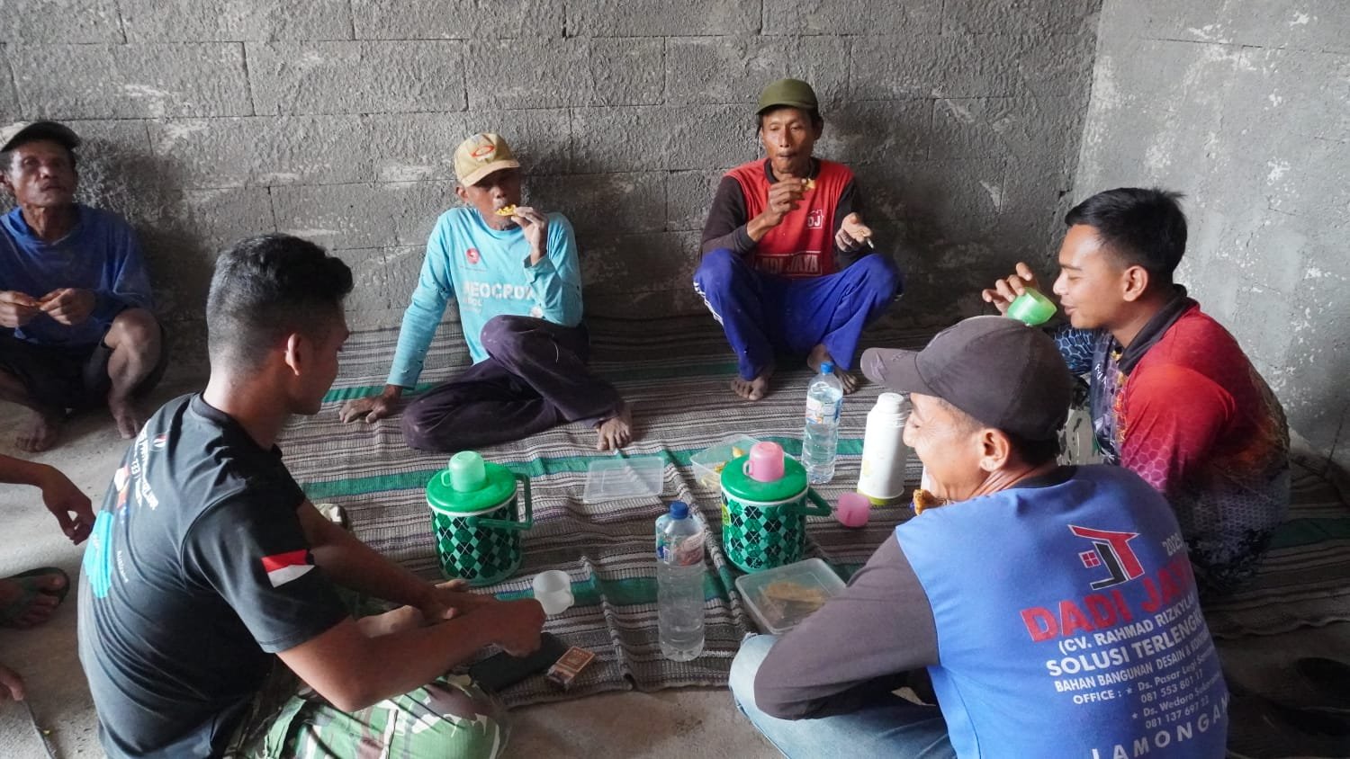 Gorengan Hangat dan Gelak Tawa: Senjata Satgas TMMD ke-129 Pompa Semangat di Lokasi RTLH