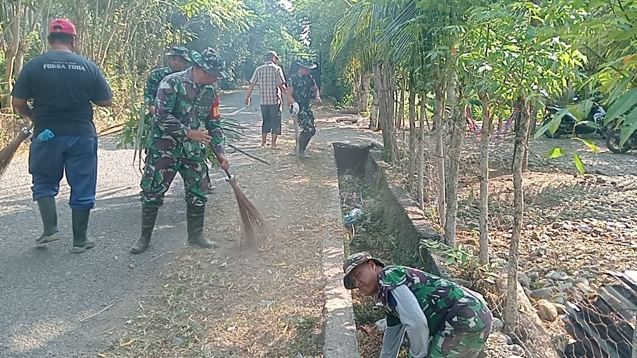 Jumat Bersih di Lokasi TMMD Ke-129, Satgas Kodim 0102/Pidie dan Warga Perkuat Budaya Gotong Royong