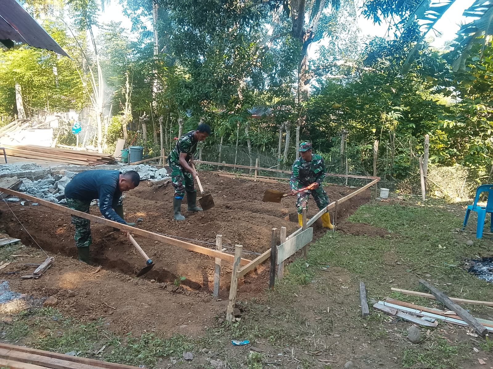Satgas TMMD Ke-129 Kodim 0102/Pidie Mulai Gali Pondasi Rumah Nyak Ubit, Wujudkan Hunian Layak bagi Warga Kurang Mampu
