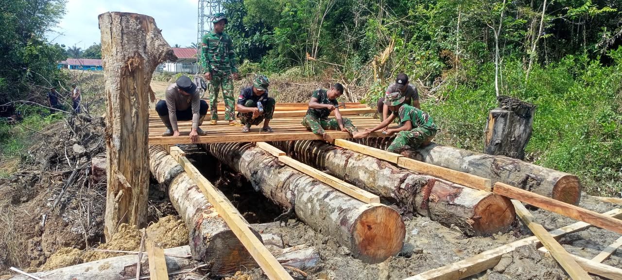 TNI-Polri dan Warga Kompak, Pembangunan Jembatan Danau Belatung Terus Dikebut