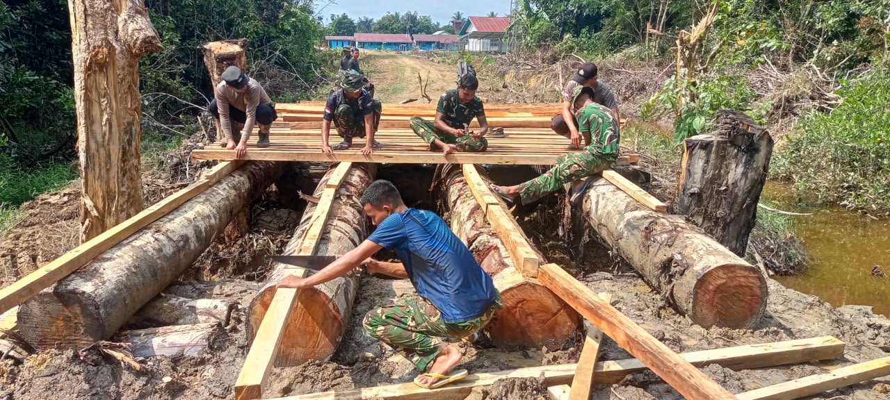 Akses Warga Dipermudah, TMMD Kodim 1206/Putussibau Bangun Jembatan Danau Belatung