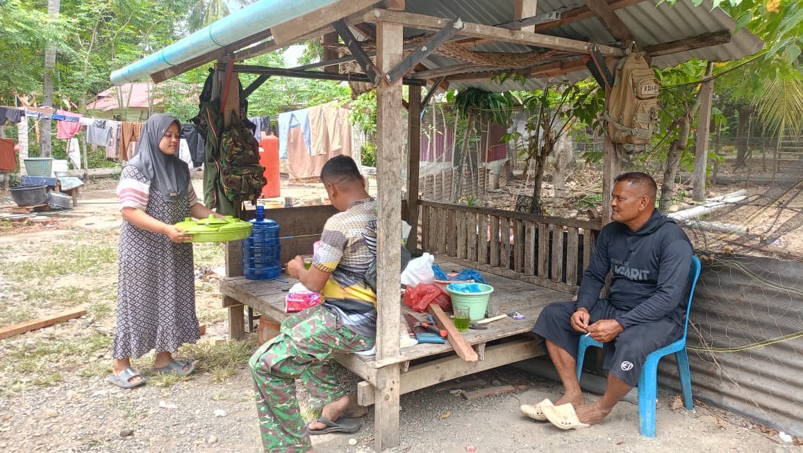 Secangkir Kopi Hangat Pererat Kemanunggalan TNI dan Warga di Lokasi TMMD Ke-129 Kodim 0102/Pidie