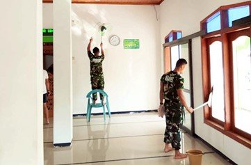 Sentuhan Jiwa di Balik Beton: Satgas TMMD 129 Bojonegoro bersama Warga Kesongo Bersih Bersih Lingkungan Masjid