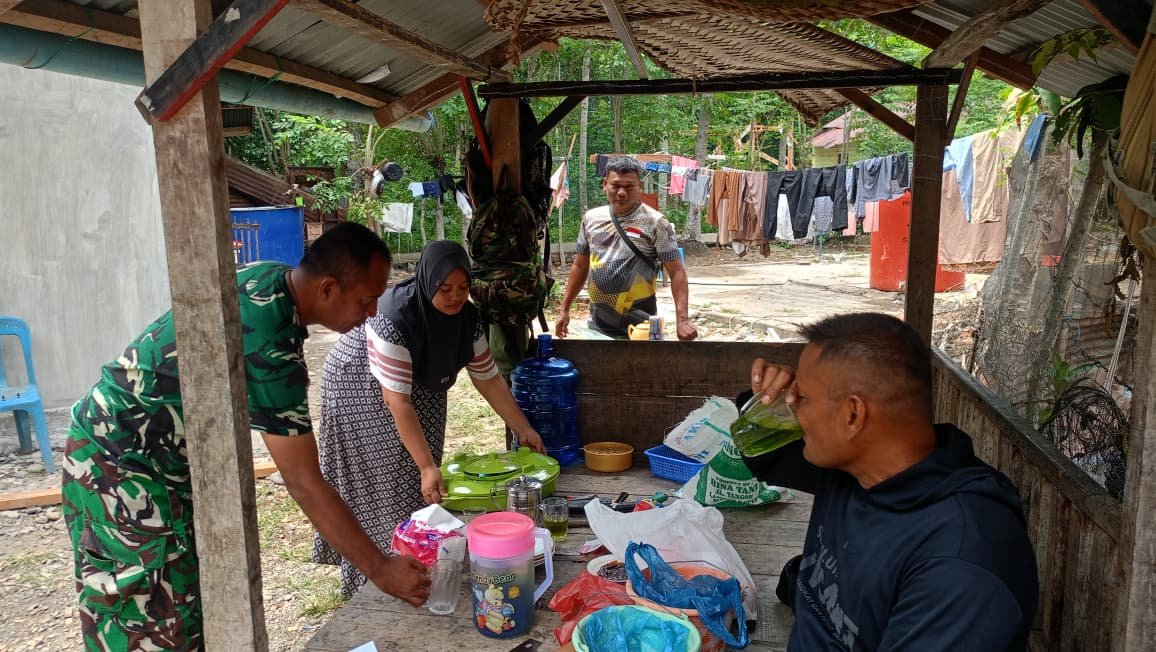 Suguhan Sederhana Warga Lhok Panah Jadi Penyemangat Satgas TMMD Ke-129 Kodim 0102/Pidie