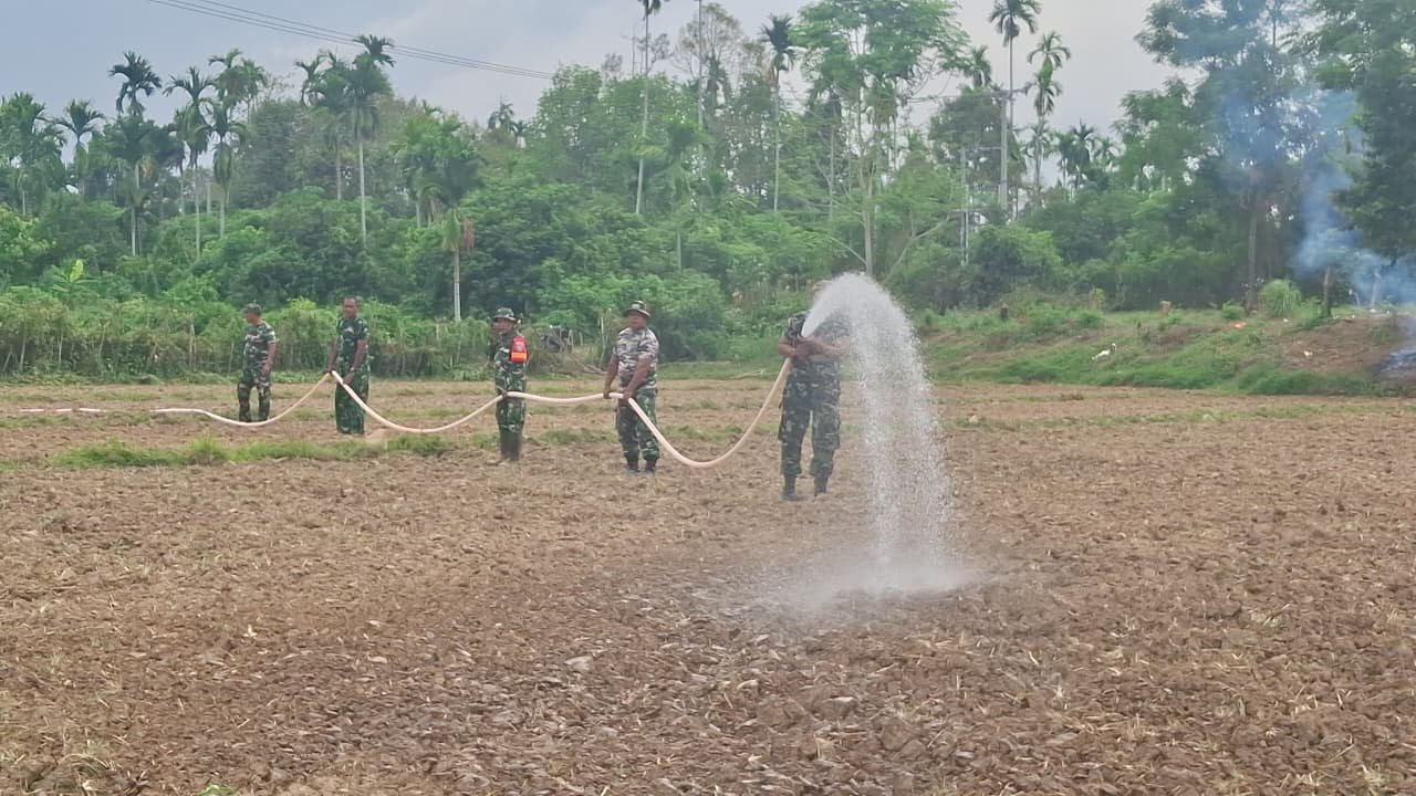 Satgas TMMD Ke-129 Kodim 0102/Pidie Manfaatkan Armada Damkar TNI AD Siram Benih Jagung