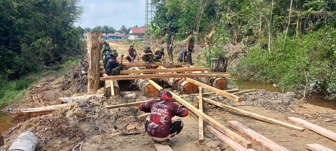 Warga Turun Tangan, Gotong Royong Jadi Kekuatan Pembangunan Jembatan Danau Belatung