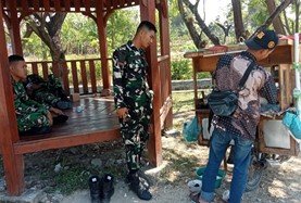 Gurihnya Bakso Gerobak Sepeda Pak Sholeh, Kehadiran Satgas TMMD Bojonegoro bawa Berkah Perekonomian Desa