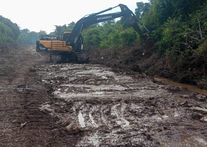 Kejar Target, Satgas TMMD Kodim 1206/Putussibau Pacu Pengerjaan Badan Jalan dan Parit