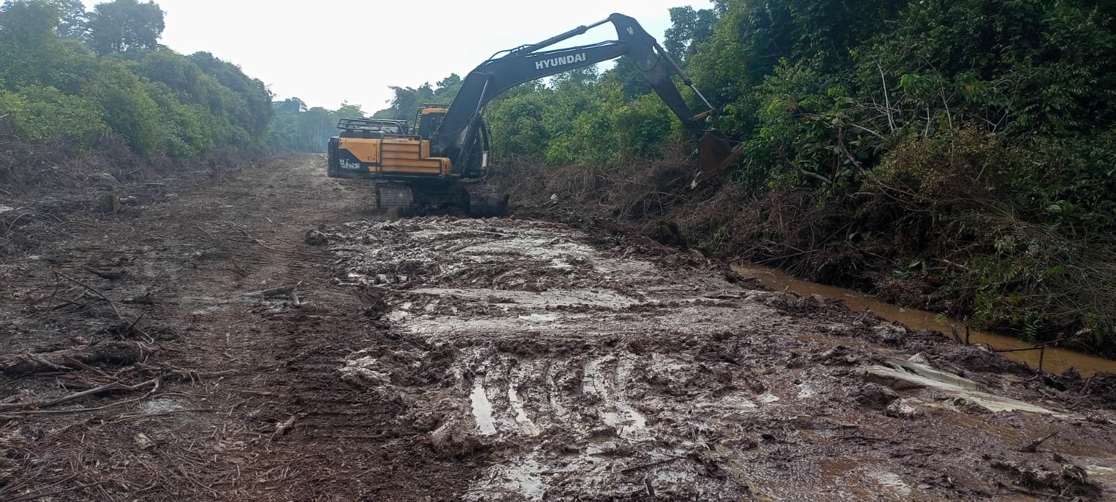 Kejar Target, Satgas TMMD Kodim 1206/Putussibau Pacu Pengerjaan Badan Jalan dan Parit