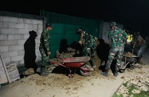 Tak Kenal Lelah! Satgas TMMD 129 Bojonegoro Kerja Lembur Rehab Rumah Ibu Saelah