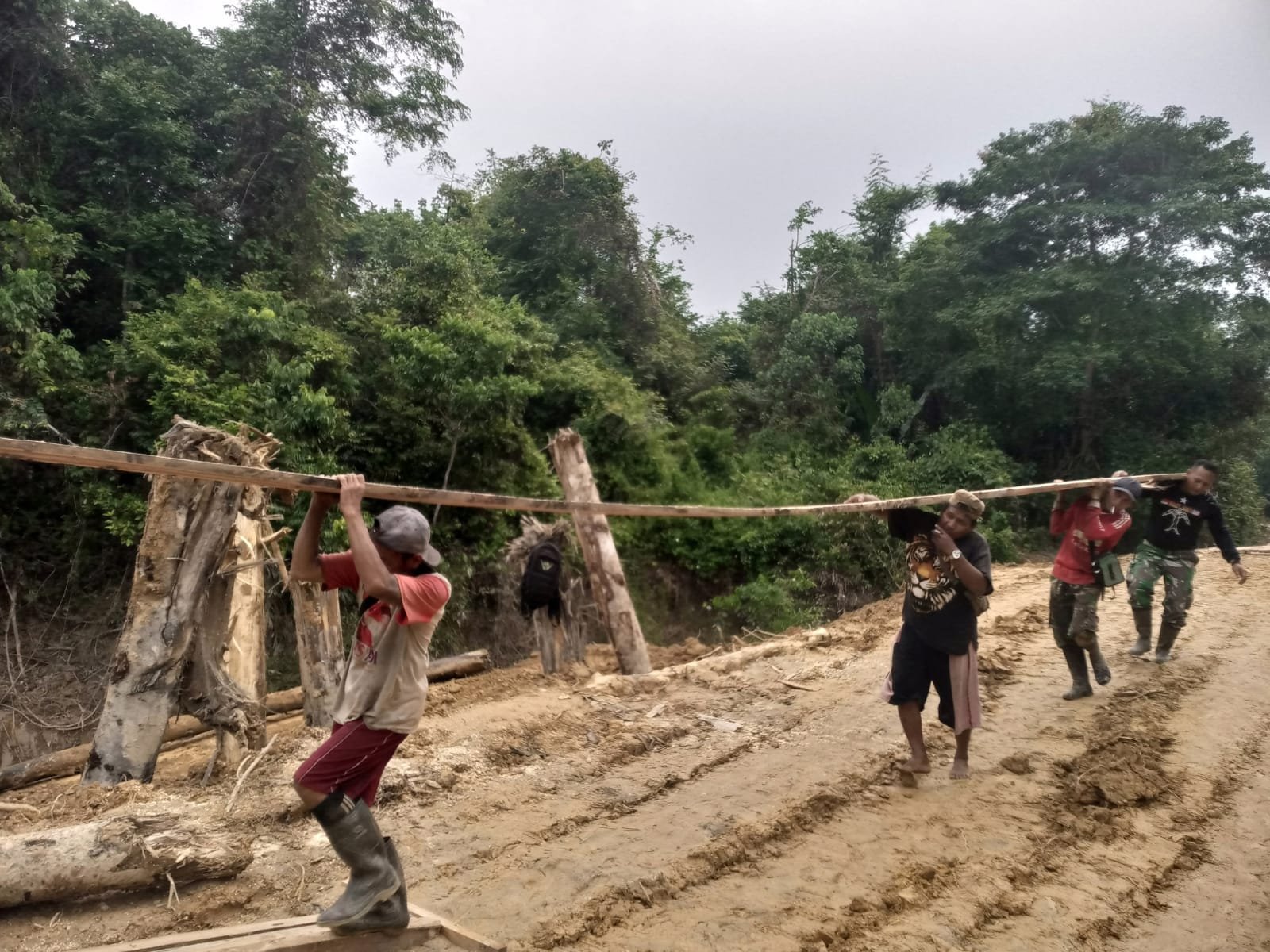 Kayu Berat Dipikul Bersama, Satgas TMMD Kodim 1206/Putussibau Percepat Pembangunan Jembatan