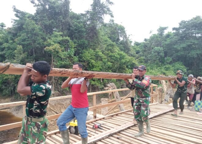 Medan Menantang Tak Jadi Halangan, Satgas TMMD Angkut Material Jembatan Secara Gotong Royong