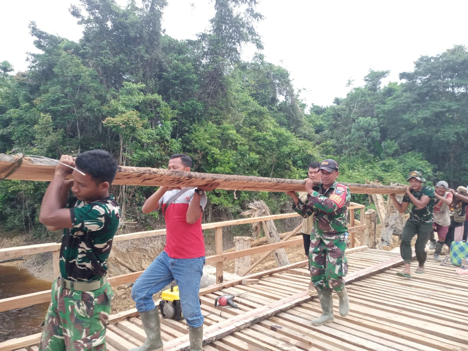 Medan Menantang Tak Jadi Halangan, Satgas TMMD Angkut Material Jembatan Secara Gotong Royong