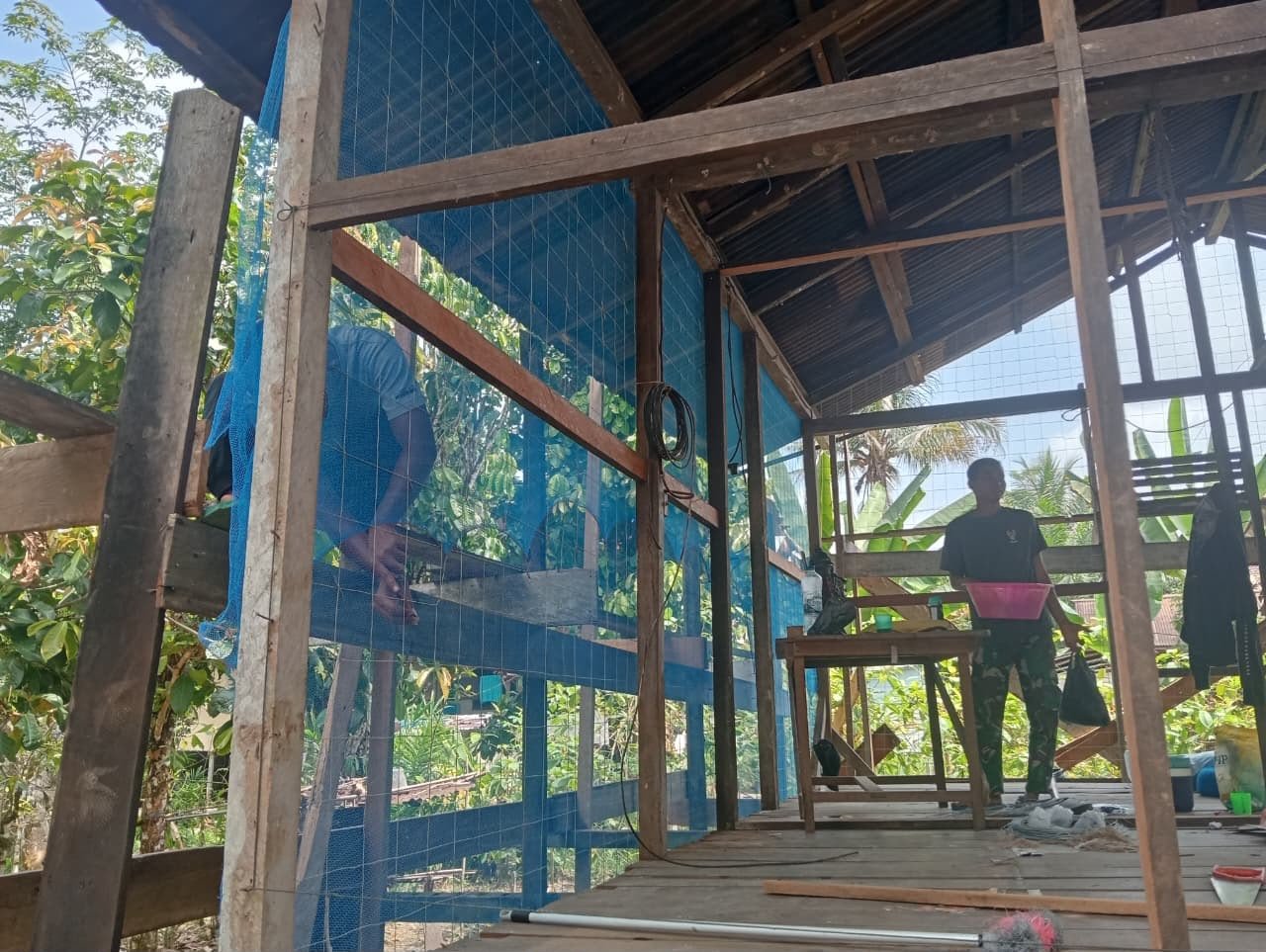 Kejar Target, Satgas TMMD Kodim 1206/Putussibau Percepat Rehabilitasi RTLH Ibu Marsiana