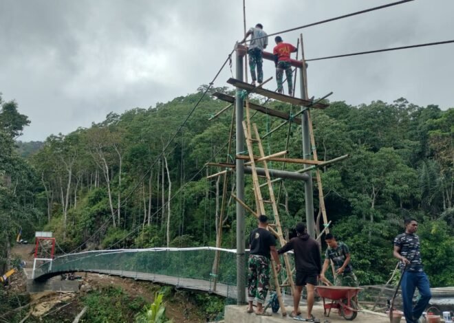 Rawat Fasilitas Penghubung Warga, Satgas TMMD Ke-129 Kodim 1407/Bone Lanjutkan Pengecatan Jembatan Gantung