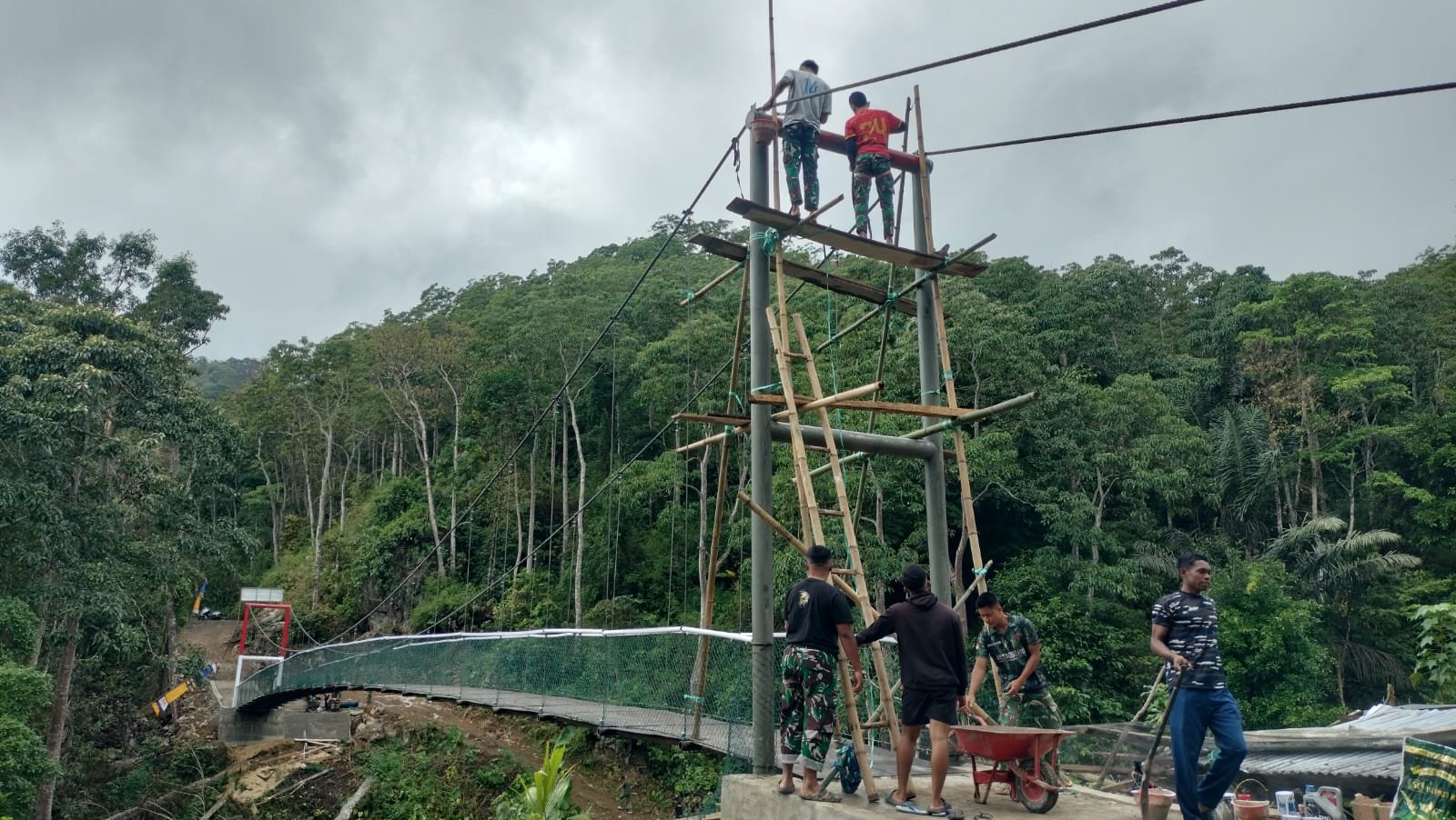 Rawat Fasilitas Penghubung Warga, Satgas TMMD Ke-129 Kodim 1407/Bone Lanjutkan Pengecatan Jembatan Gantung