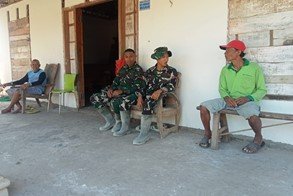 Hangatnya Nyangkruk di Teras Desa: Cara Satgas TMMD 129 Bojonegoro Merajut Hati Warga Kesongo