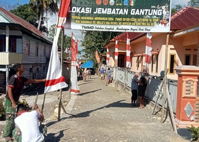 Semarak HUT ke-81 RI, Satgas TMMD Ke-129 Kodim 1407/Bone dan Warga Kibarkan Merah Putih di Lokasi Jembatan