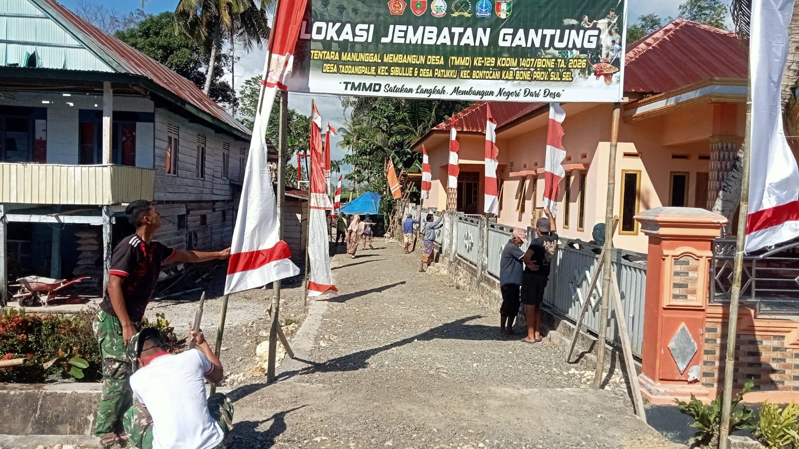 Semarak HUT ke-81 RI, Satgas TMMD Ke-129 Kodim 1407/Bone dan Warga Kibarkan Merah Putih di Lokasi Jembatan