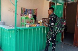 Seteguk Kesegaran di Kios Mbak Ika: Cara Satgas TMMD 129 Bojonegoro Hidupkan Ekonomi Warga