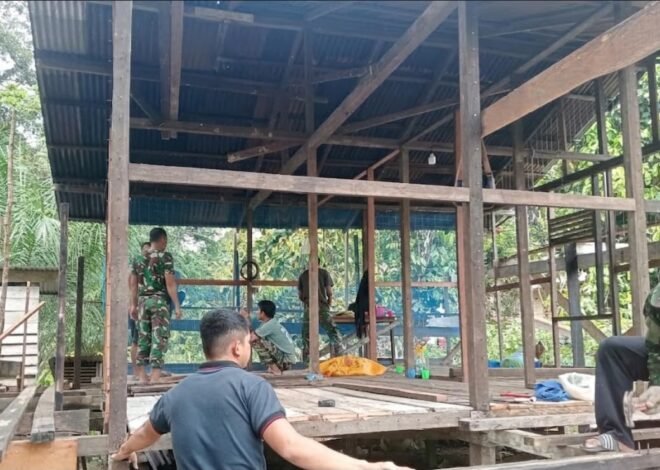 Waring Dipasang dengan Teliti, Satgas TMMD Pastikan Dinding RTLH Ibu Marsiana Kokoh