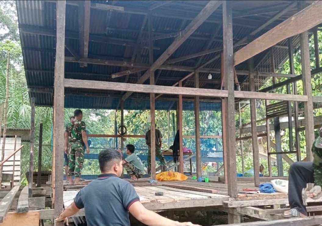 Waring Dipasang dengan Teliti, Satgas TMMD Pastikan Dinding RTLH Ibu Marsiana Kokoh