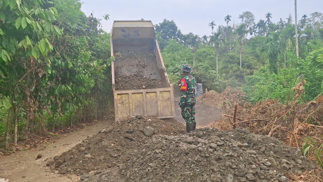 Pasokan Material Terus Digenjot, Satgas TMMD Ke-129 Kodim 0102/Pidie Pastikan Pengerasan Jalan Berjalan Tanpa Hambatan