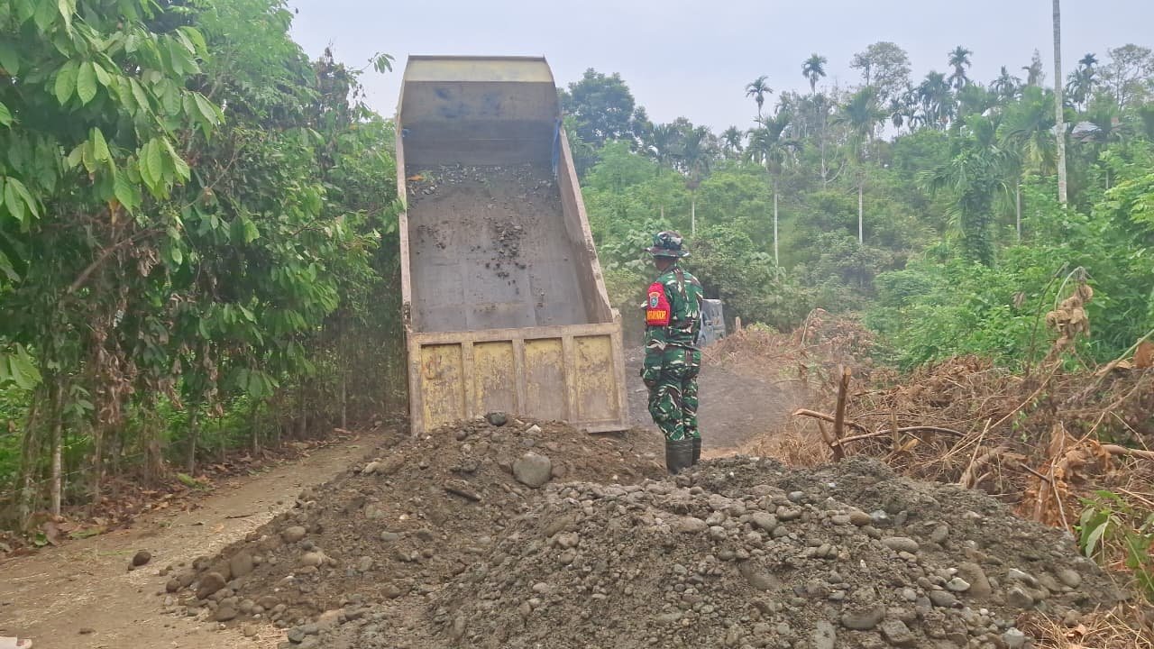 Pasokan Material Terus Mengalir, Satgas TMMD Ke-129 Kodim 0102/Pidie Percepat Pengerasan Jalan