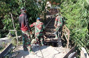 Kemanunggalan TNI-Rakyat: Satgas TMMD 129 Bojonegoro Kebut Perbaikan Jembatan Kesongo