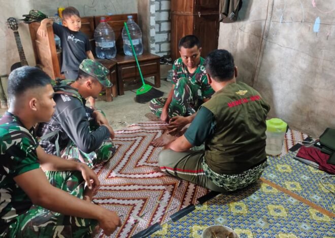 Bawa Perlengkapan dari Rumah ke Rumah, Gerilya Tim Kesehatan Satgas TMMD 129 Pastikan Kondisi Fisik Prajurit Tetap Prima