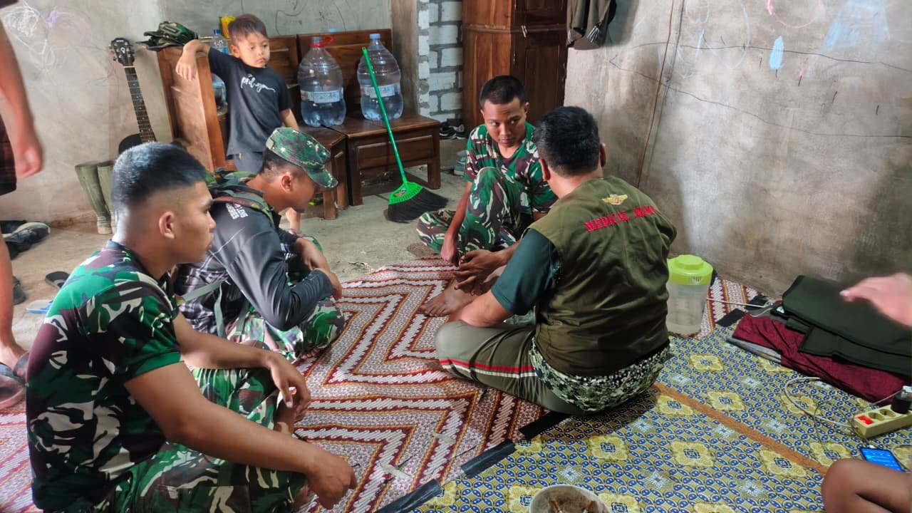 Bawa Perlengkapan dari Rumah ke Rumah, Gerilya Tim Kesehatan Satgas TMMD 129 Pastikan Kondisi Fisik Prajurit Tetap Prima