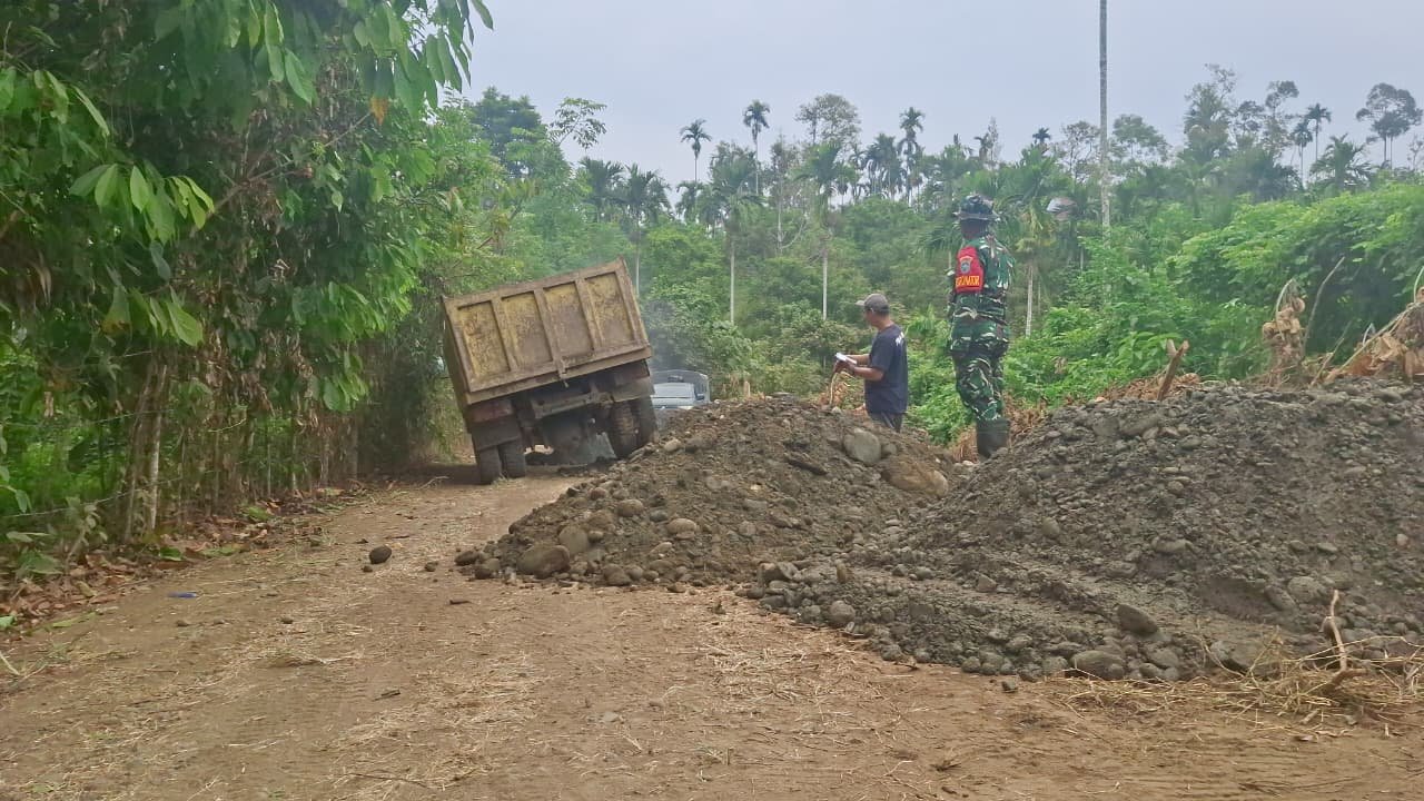 Distribusi Batu dan Pasir Jadi Kunci Kelancaran Pembangunan Jalan TMMD Ke-129 Kodim 0102/Pidie