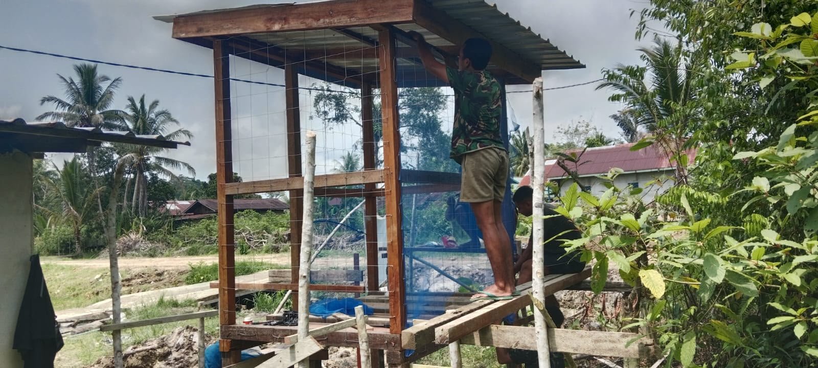 Menuju Finishing, Satgas TMMD Kodim 1206/Putussibau Percepat Pembangunan MCK Masjid Al-Hidayah