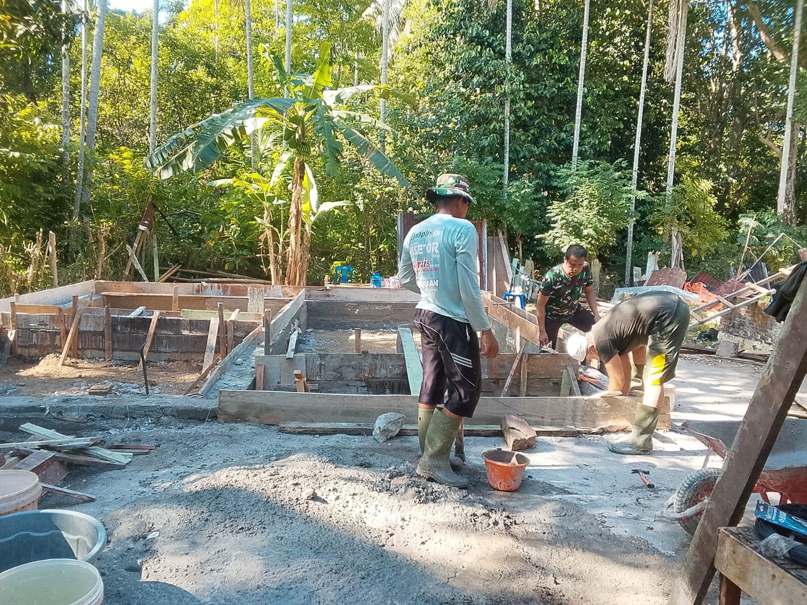 Pengecoran Pondasi Dua RTLH TMMD Ke-129 Kodim 0102/Pidie Dimulai, Pembangunan Terus Dikebut