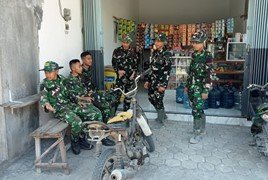 Warung Bu Yanti Jadi ‘Oase’ Hangat Personel Satgas TMMD 129 Bojonegoro