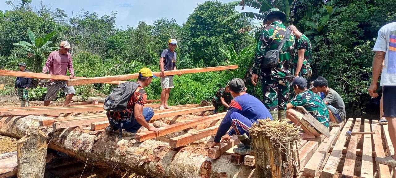Kejar Target, Satgas TMMD Kodim 1206/Putussibau Kebbut Penyelesaian Jembatan Pala Pintas Temberu