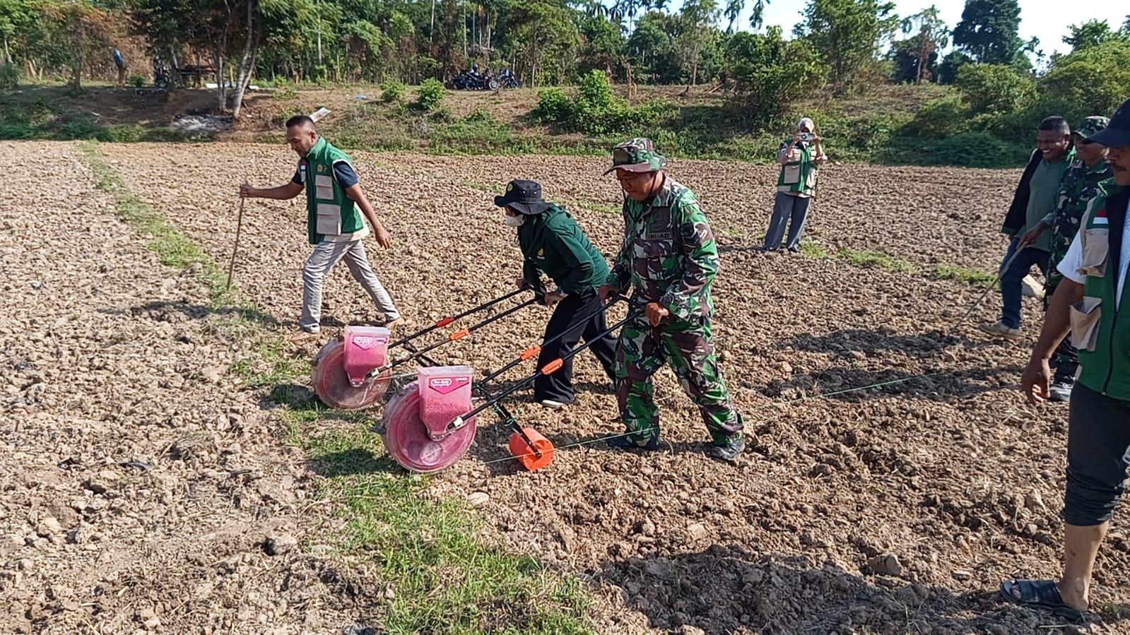 Satgas TMMD Ke-129 Kodim 0102/Pidie Gandeng PPL Edukasi Warga Budidaya Jagung