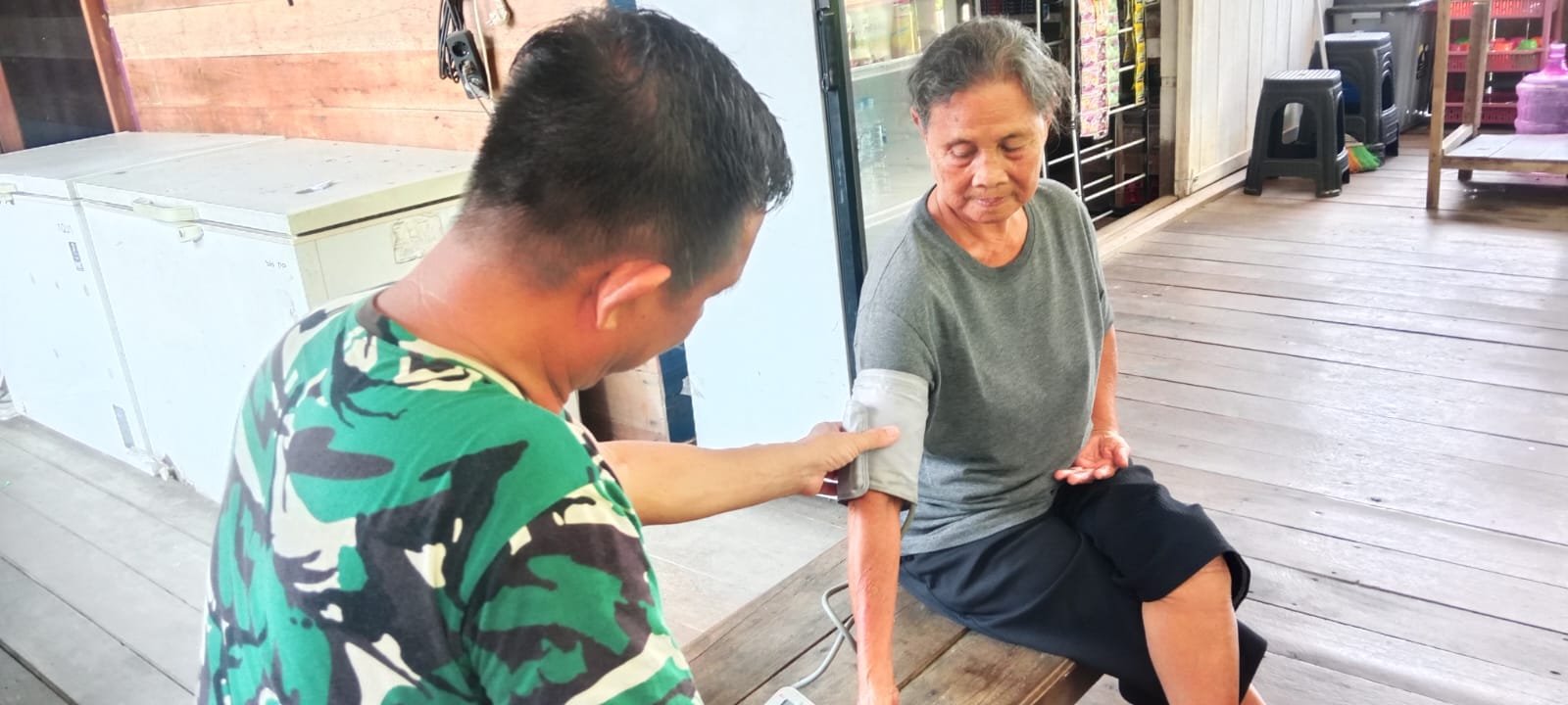 Siaga di Tengah Kesibukan TMMD, Tim Kesehatan Kodim 1206/Putussibau Pastikan Prajurit Tetap Prima