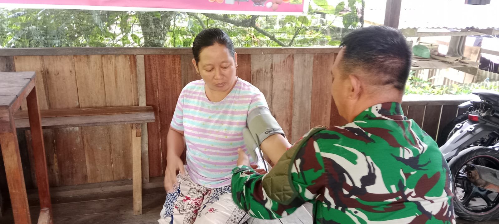Tak Hanya Prajurit, Tim Kesehatan Satgas TMMD Layani Warga di Lokasi Pengabdian