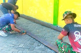 Satgas TMMD 129 Bojonegoro Percepat Pemotongan Besi Jembatan Brang Etan, Hadiah Spesial bagi Warga Kesongo