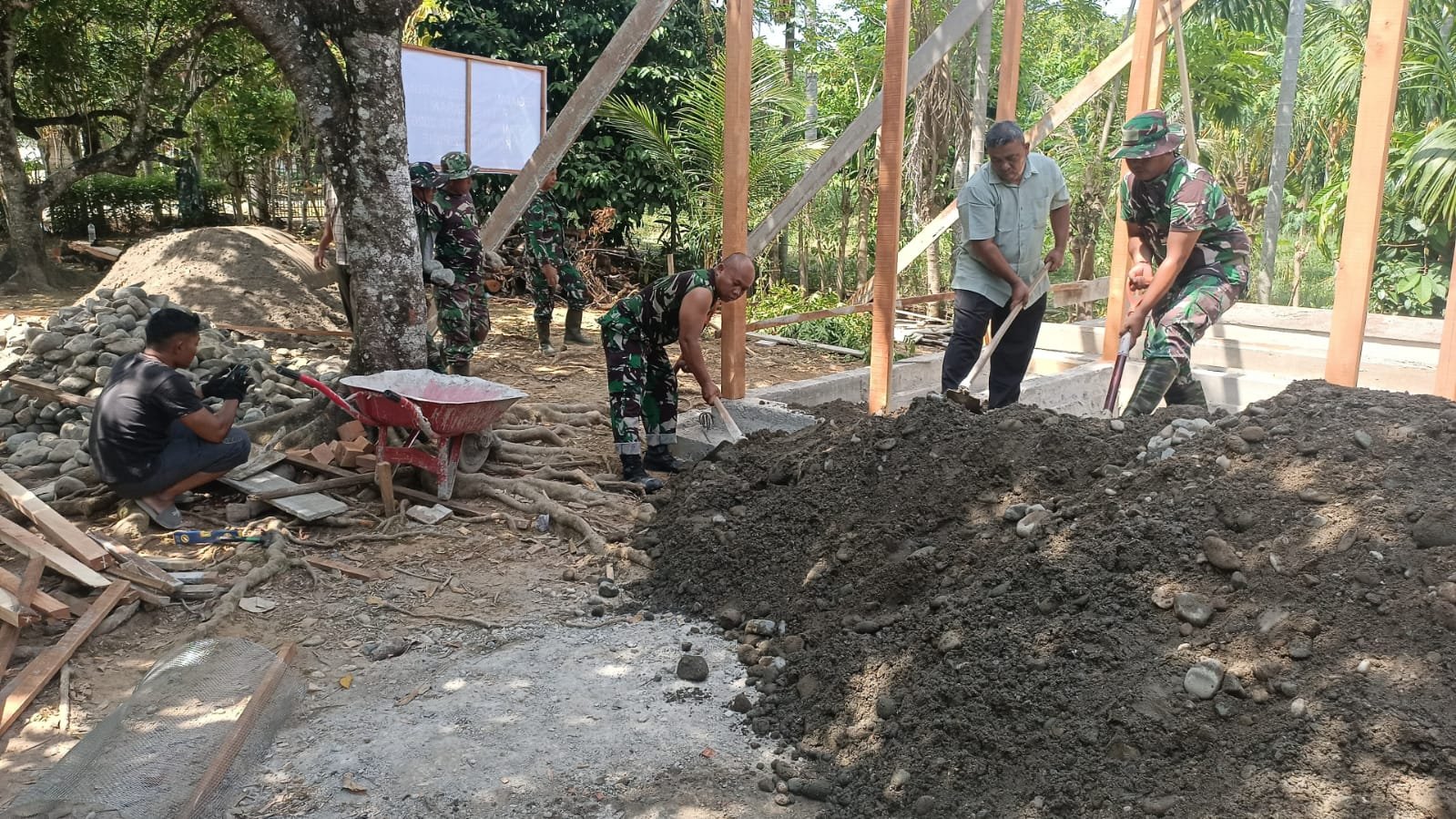 Gotong Royong Satgas TMMD dan Warga Turunkan Pasir untuk Pembangunan Rumah Layak Huni
