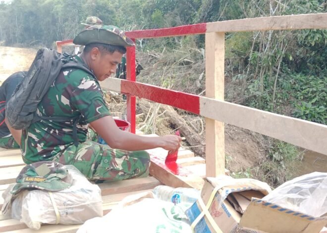 Finishing Jembatan Makin Sempurna, Satgas TMMD Kodim 1206/Putussibau Cat Pagar Jembatan
