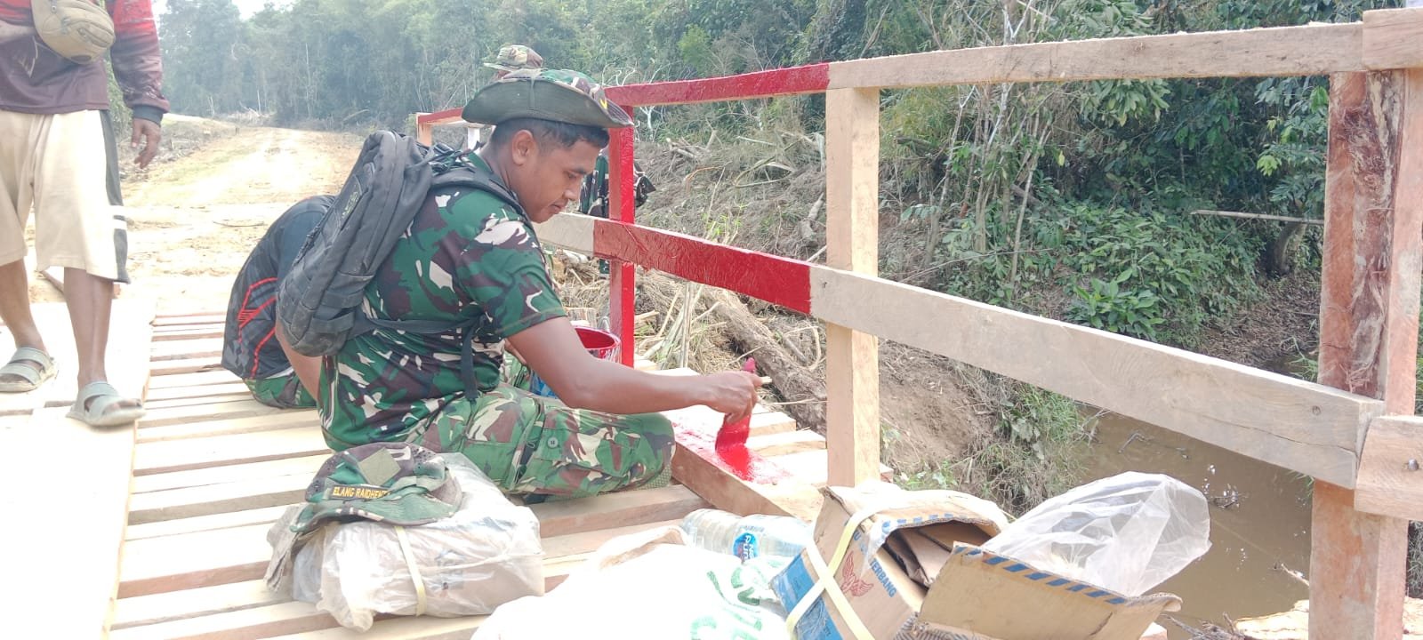 Finishing Jembatan Makin Sempurna, Satgas TMMD Kodim 1206/Putussibau Cat Pagar Jembatan