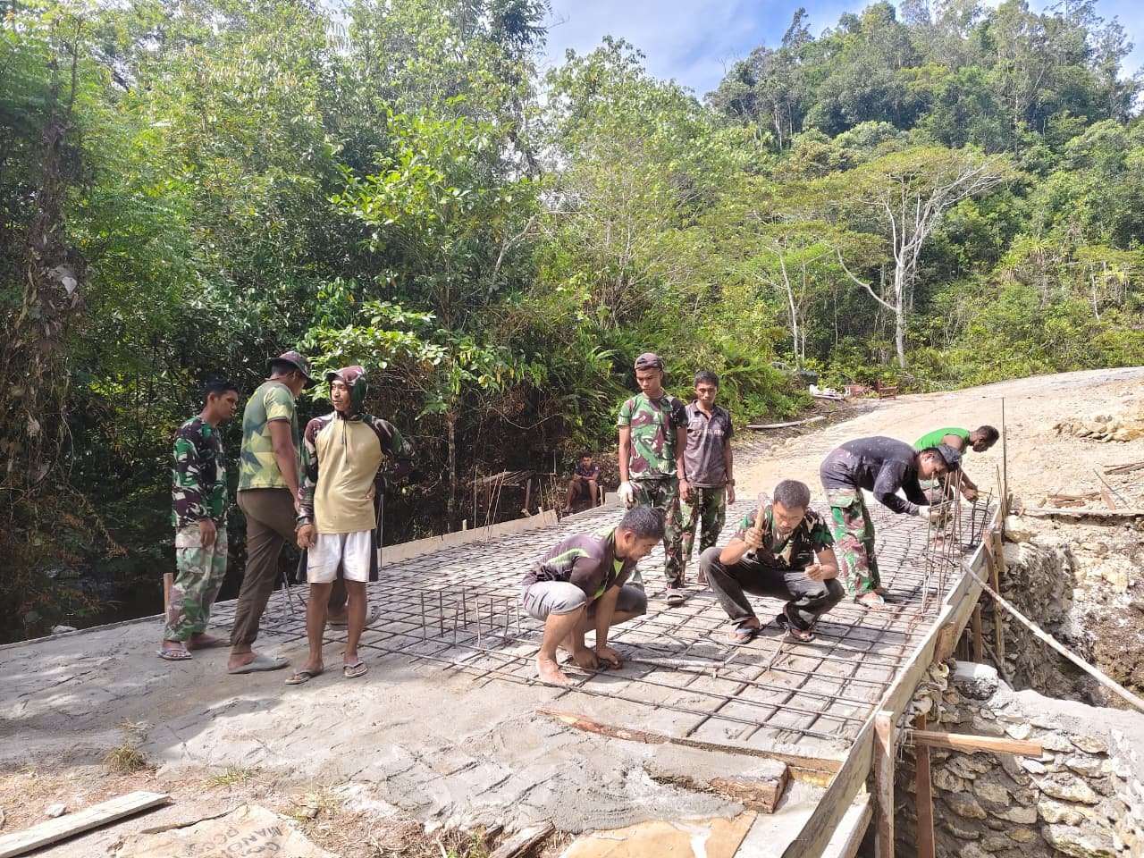 Rehabilitasi Jembatan TMMD Ke-129: Capaian 75 Persen di Sorong Selatan